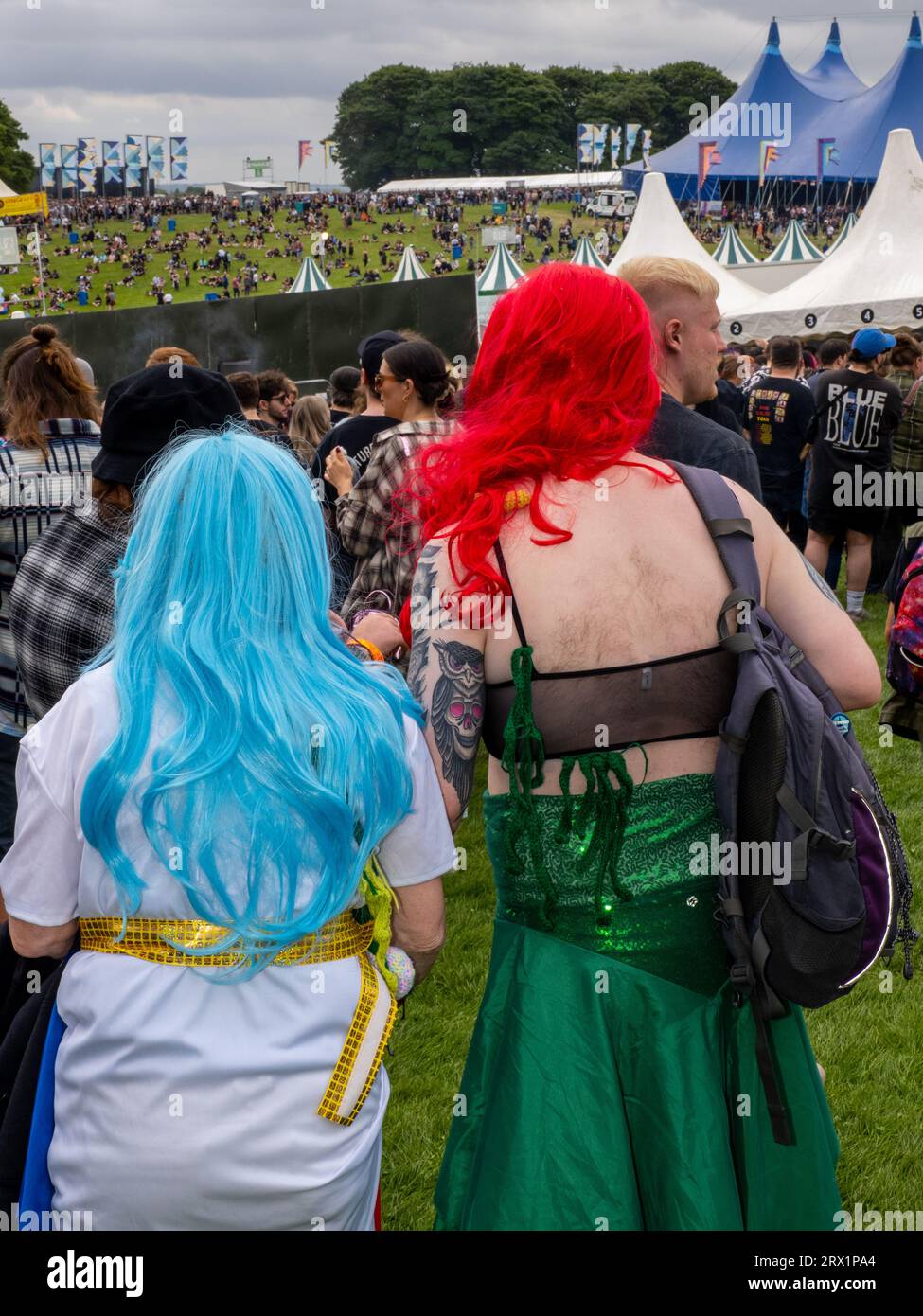 Musikfestival-Fans machen sich auf den Weg zum Slam Dunk Festival 2023. Stockfoto