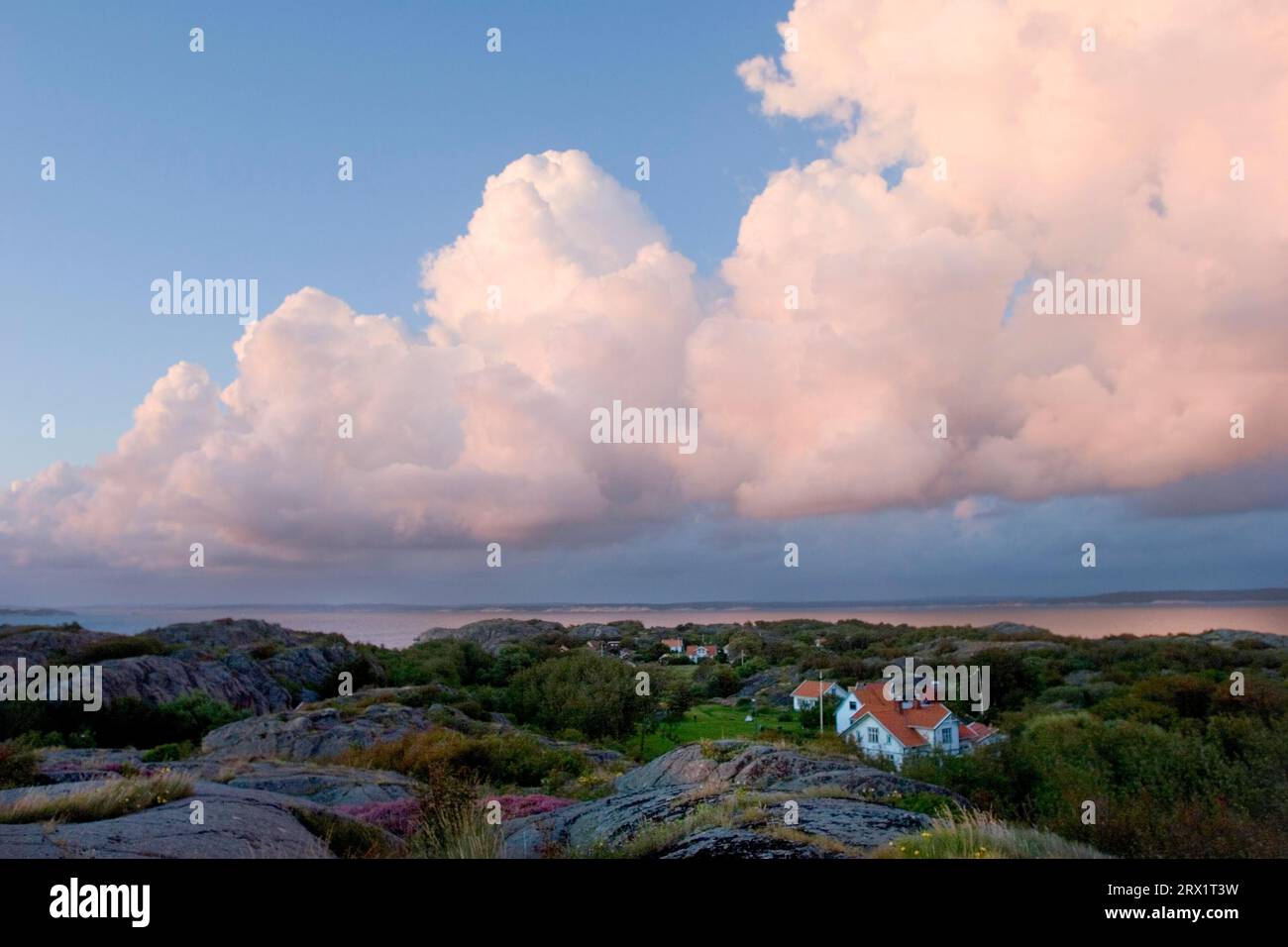 Abendliche Atmosphäre auf der Insel Ramsoe im Koster-Archipel, Schweden Westküste Stockfoto