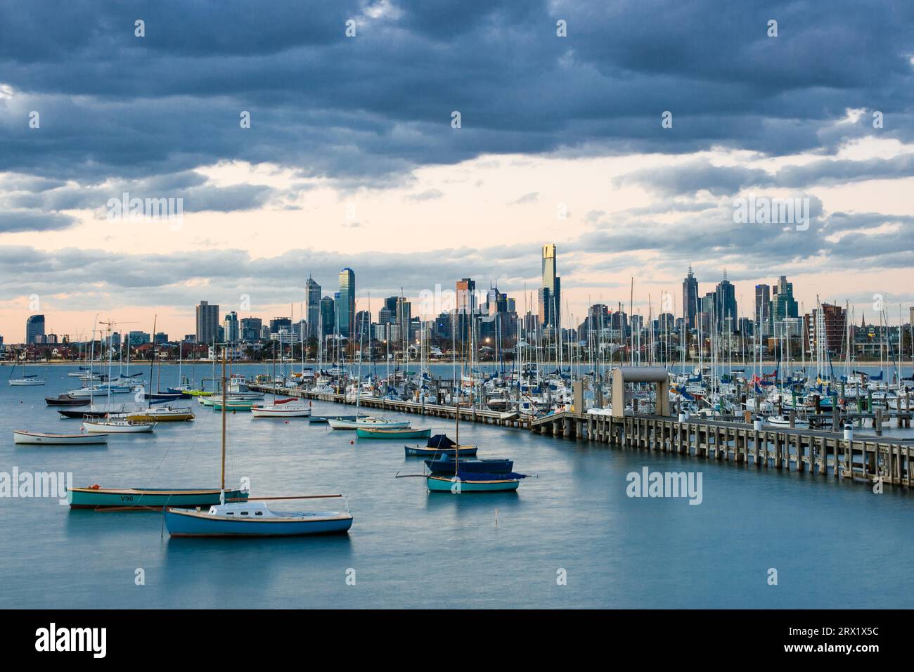Melbourne Skyline von St Kilda über Port Philip Bay in Victoria, Australien Stockfoto