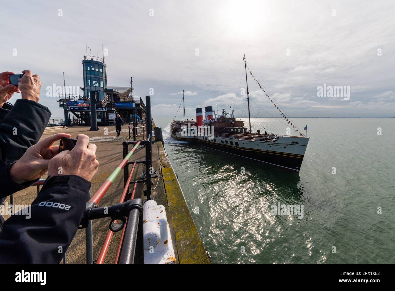 Southend Pier, Southend on Sea, Essex, Großbritannien. September 2023. Waverley wurde 1946 gegründet und ist der weltweit letzte Seedampfer. Er ist am Pier von Southend on Sea entlang gekommen, um Passagiere an Bord zu nehmen und eine Vergnügungsfahrt in die Themse zu Unternehmen, um die Festungen aus der Zeit des Krieges zu sehen. Die Reise wird als Feier für den Southend Pier befördert, der 2023 zum Pier des Jahres gekürt wurde. Ankunft nebenan Stockfoto