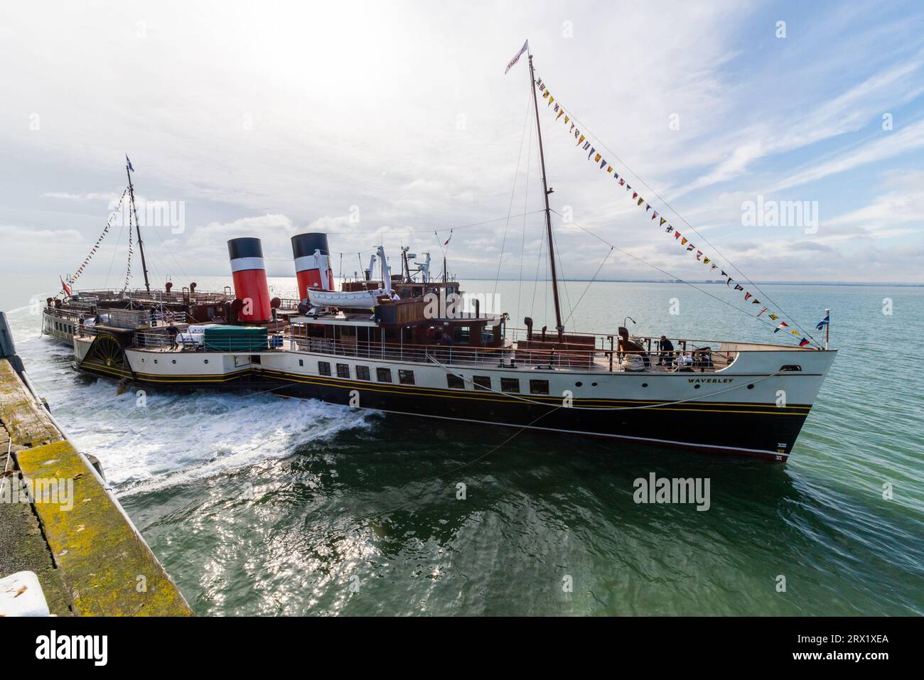 Southend Pier, Southend on Sea, Essex, Großbritannien. September 2023. Waverley wurde 1946 gegründet und ist der weltweit letzte Seedampfer. Er ist am Pier von Southend on Sea entlang gekommen, um Passagiere an Bord zu nehmen und eine Vergnügungsfahrt in die Themse zu Unternehmen, um die Festungen aus der Zeit des Krieges zu sehen. Die Reise wird als Feier für den Southend Pier befördert, der 2023 zum Pier des Jahres gekürt wurde. Ankunft nebenan Stockfoto