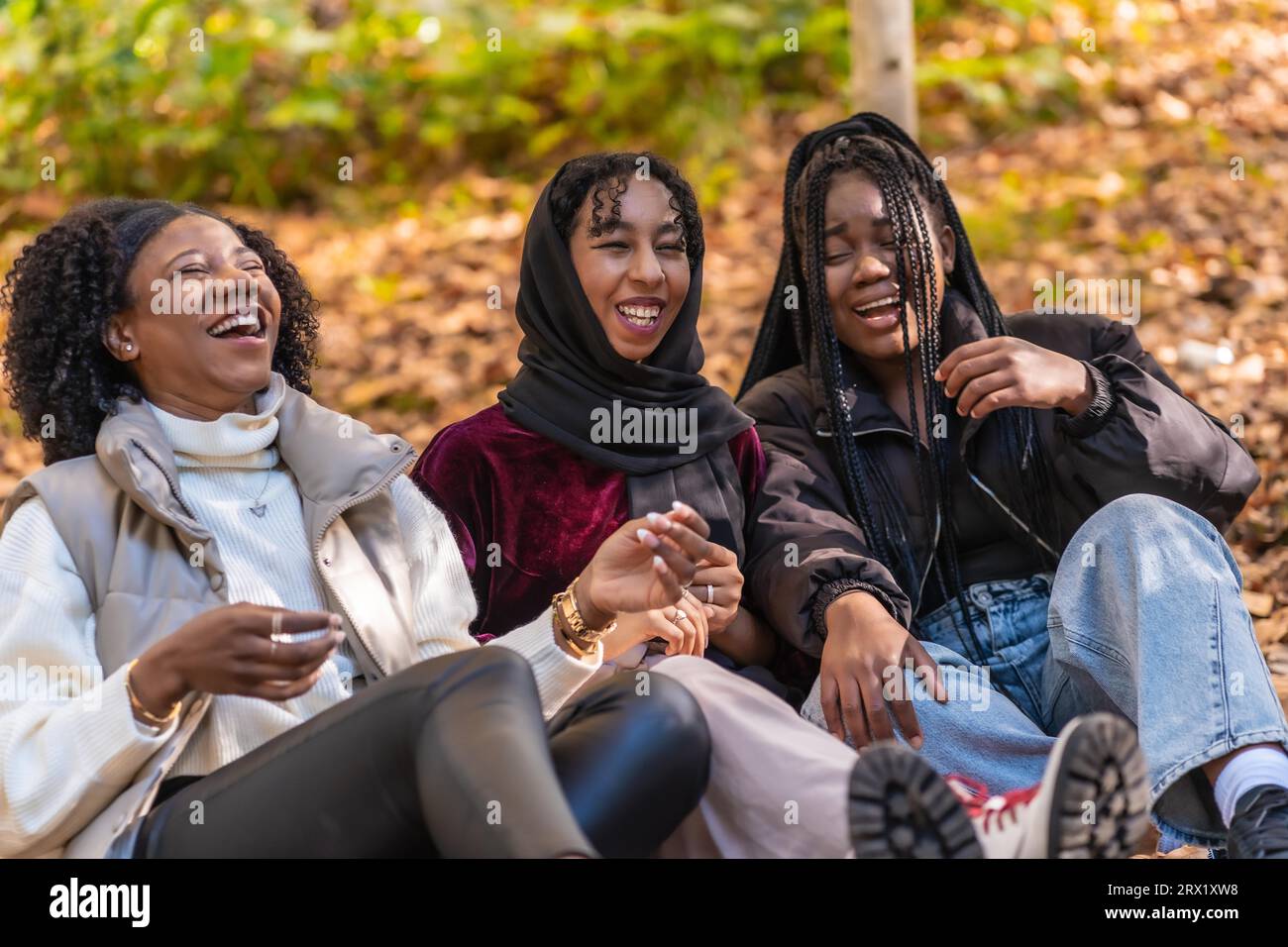 Eine multikulturelle Gruppe junger Frauen, die Spaß im Park haben Stockfoto