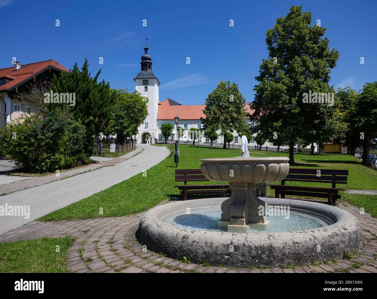 Marktbrunnen mit Benediktinerstift Michaelbeuern, Michaelbeuern, Flachgau, Land Salzburg, Österreich Stockfoto