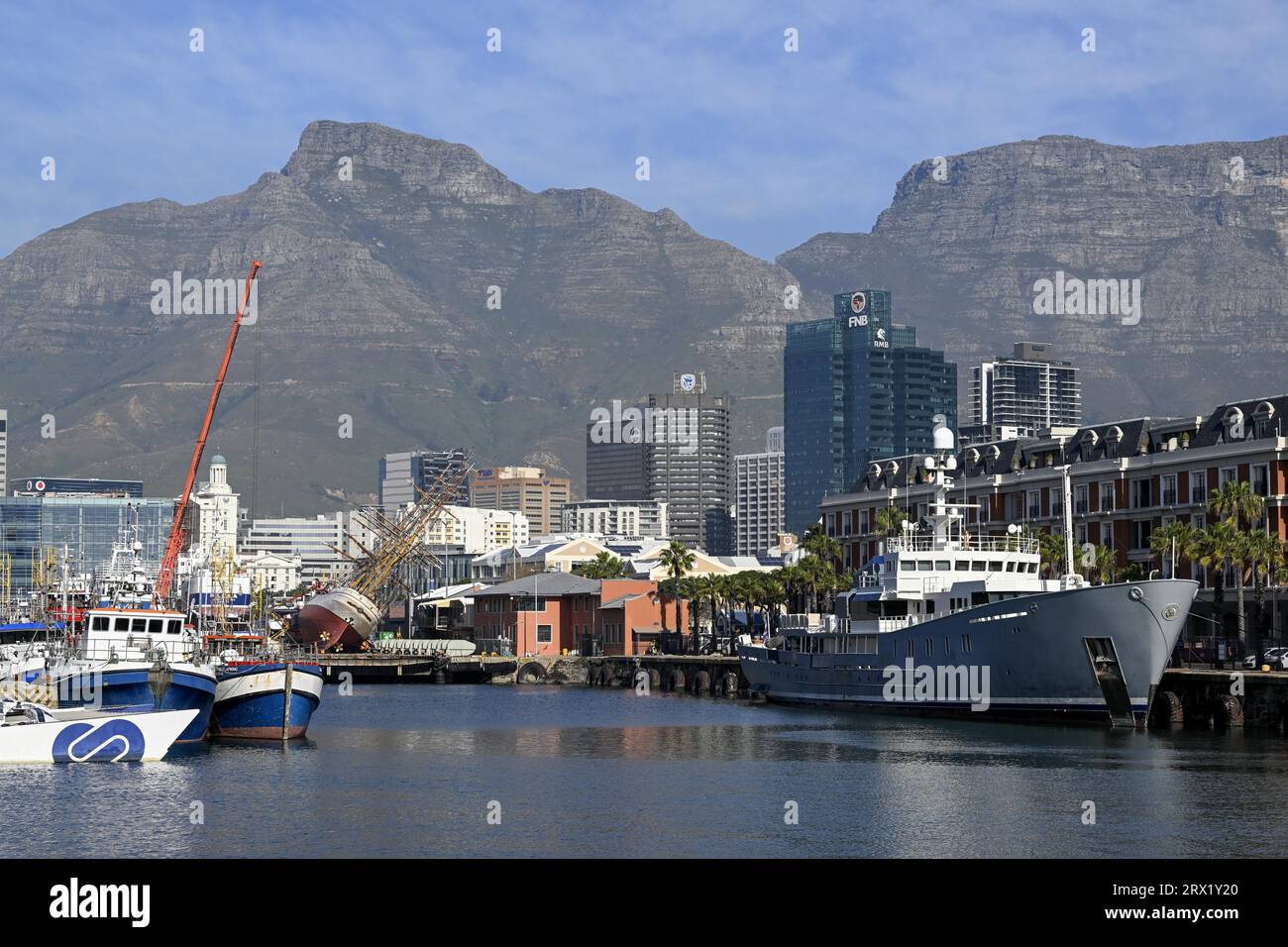Blick auf den Tafelberg von der Victoria and Alfred Waterfront, Kapstadt, Westkap-Provinz, Südafrika Stockfoto