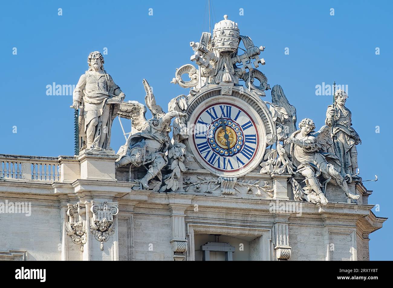 Blick auf die rechte kuppelförmige Uhr von St. Petersdom von Giuseppe Valadier mit einhändigem Uhrzeiger, der die aktuelle Ortszeit nach Position von anzeigt Stockfoto