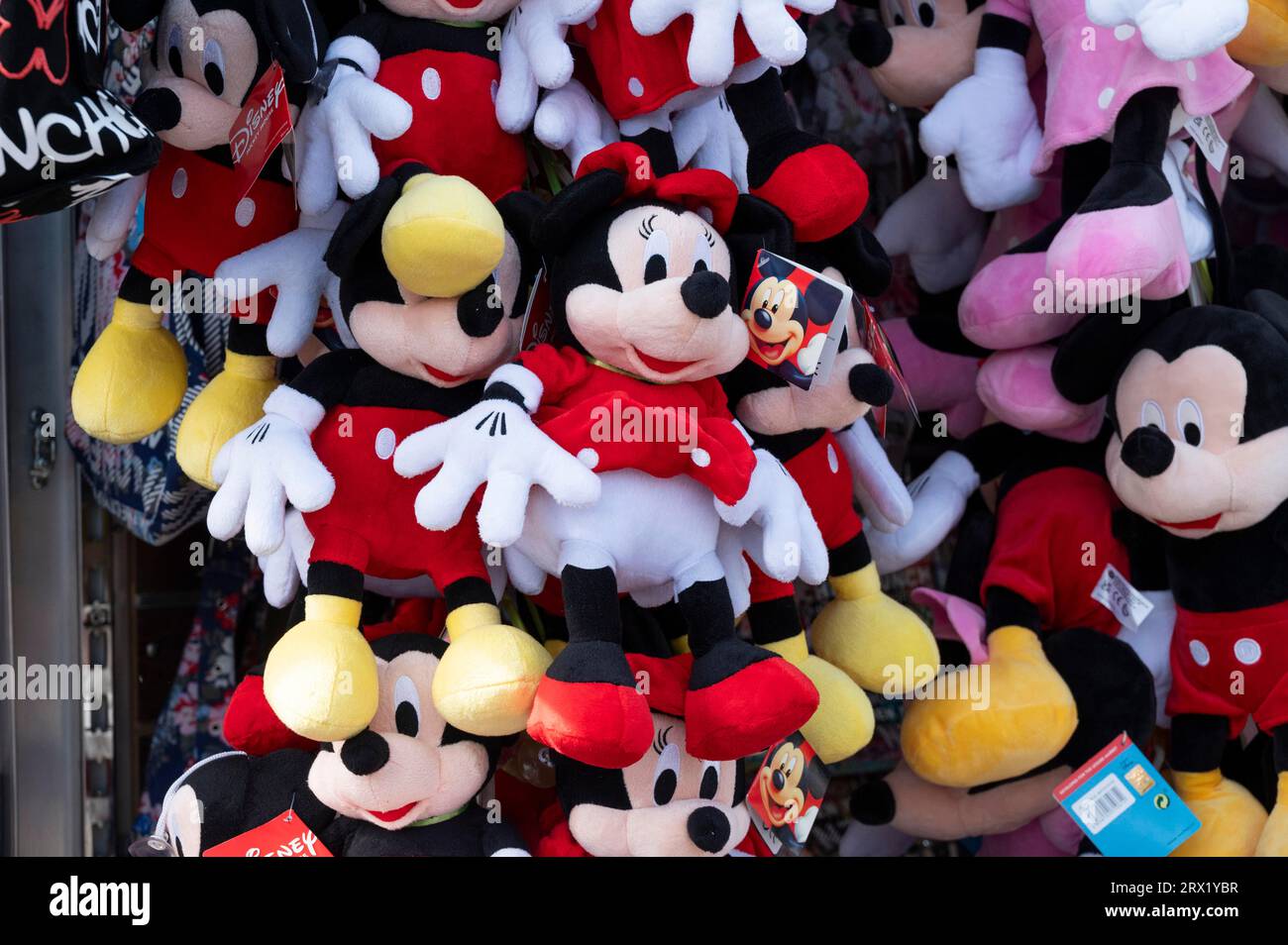 Oktoberfest Plüschspielzeug am Stand Mickey Mouse München Bayern, Deutschland Stockfoto