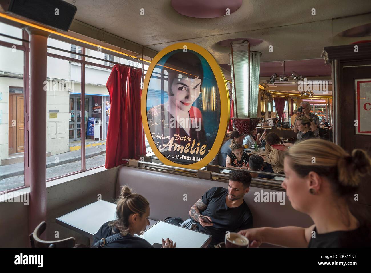 Cafe des Deux Moulins, Drehort des Films The Fabulous World of Amelie, 15 Rue Lepic, Paris, Frankreich Stockfoto