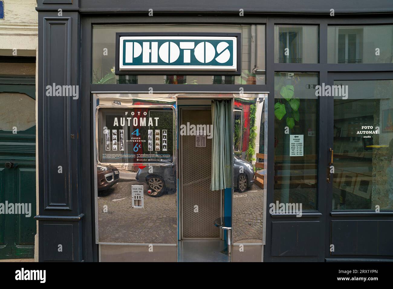 Fotostand an der Fassade eines Fotoshops in Paris, Frankreich Stockfoto