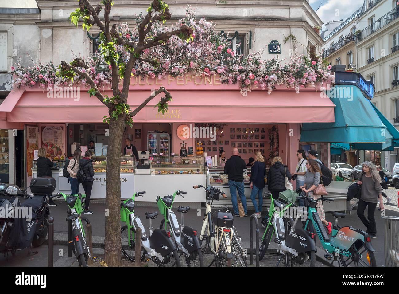 Warteschlange in der Dolce Pepone Eisdiele, 65 Rue des Abbesses, Paris, Frankreich Stockfoto