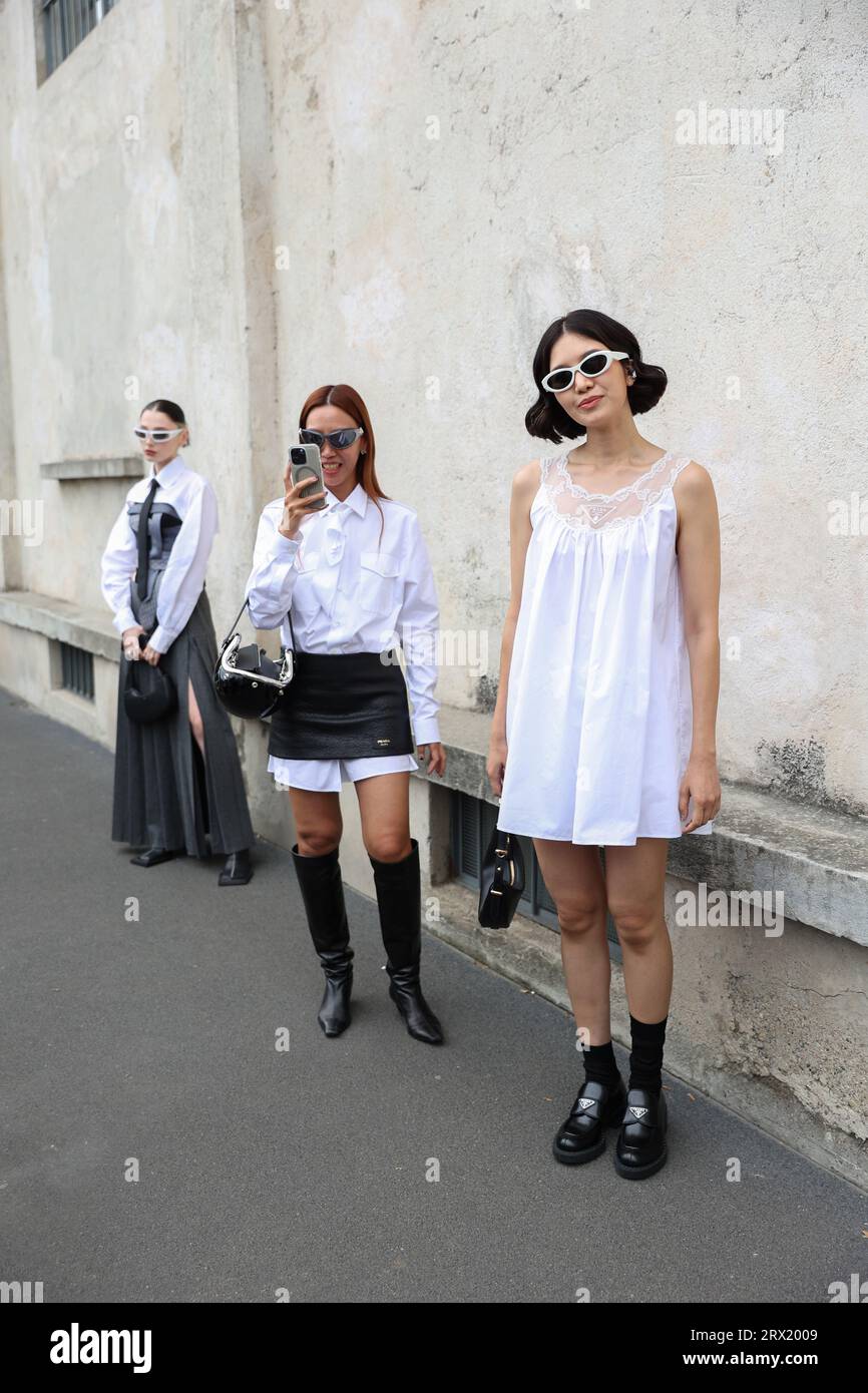 Mailand, Italien. September 2023. Modeliebhaber und Influencer posieren während der Mailänder Fashion Week für Fotos. (Foto: Marina Takimoto/SOPA Images/SIPA USA) Credit: SIPA USA/Alamy Live News Stockfoto