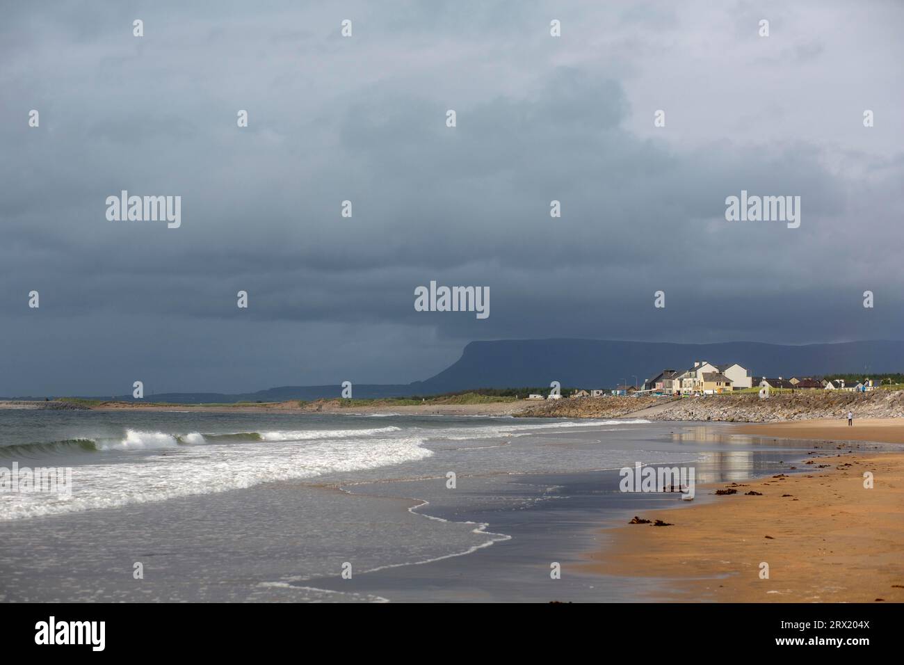 Ein Blick auf Ben Bulben an einem schönen Nachmittag am Meer entlang des Wild Atlantic Way. Strandhill, Sligo, Irland Stockfoto