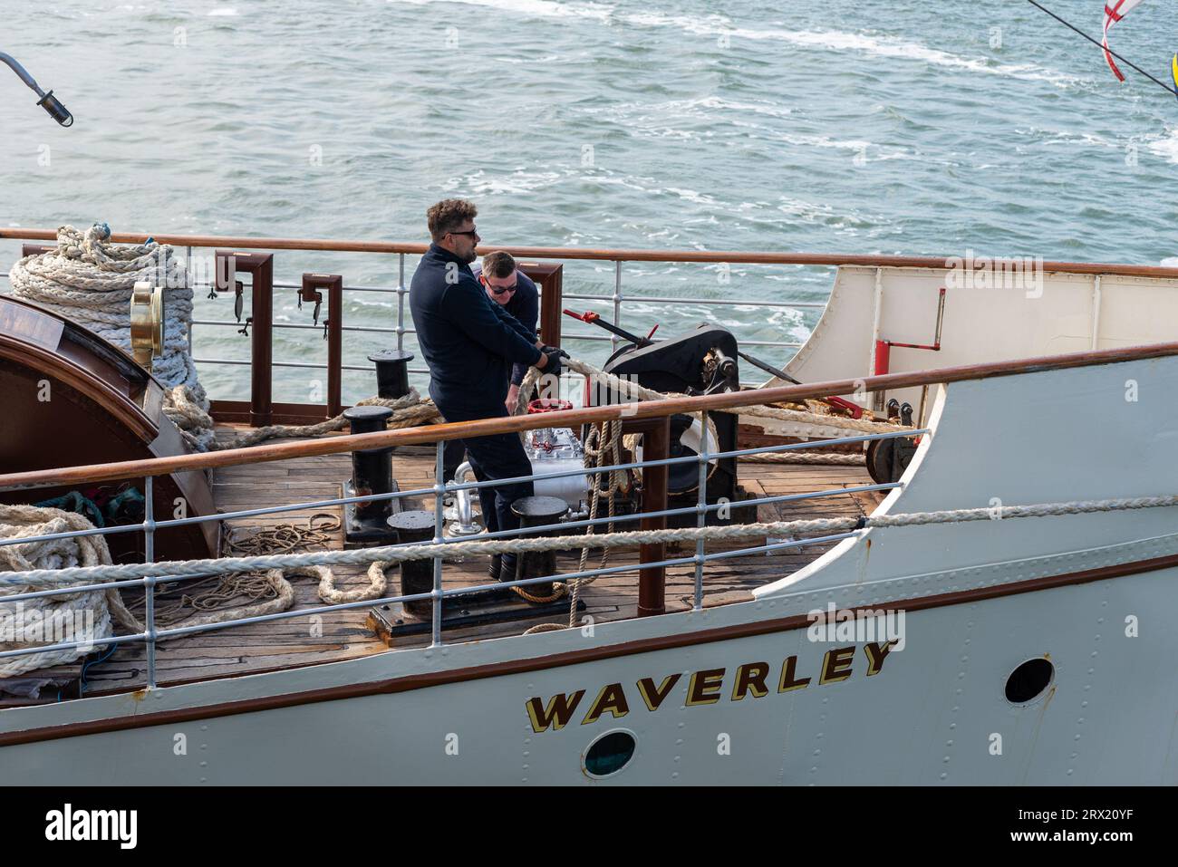 Southend Pier, Southend on Sea, Essex, Großbritannien. September 2023. Waverley wurde 1946 gegründet und ist der weltweit letzte Seedampfer. Er ist am Pier von Southend on Sea entlang gekommen, um Passagiere an Bord zu nehmen und eine Vergnügungsfahrt in die Themse zu Unternehmen, um die Festungen aus der Zeit des Krieges zu sehen. Die Reise wird als Feier für den Southend Pier befördert, der 2023 zum Pier des Jahres gekürt wurde. Crew zieht an Bord das Festmachungsseil Stockfoto