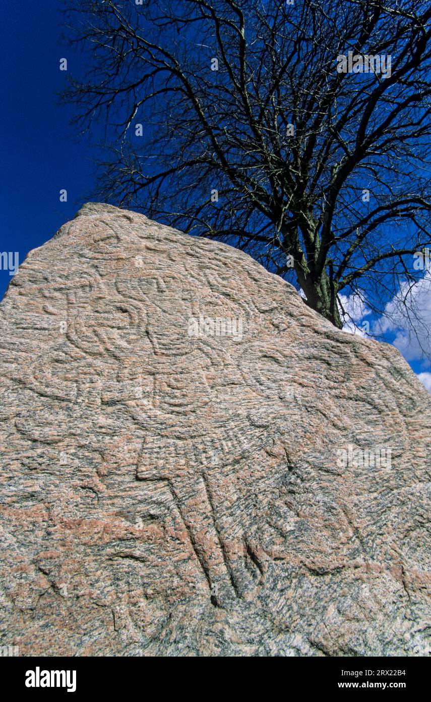 Der GROSSE RUNENSTEIN VON JELLING mit dem Relief Christi (Runestones of Jelling), HARALDS RUNESTONE mit der Figur Christi (Jelling Stones) Stockfoto