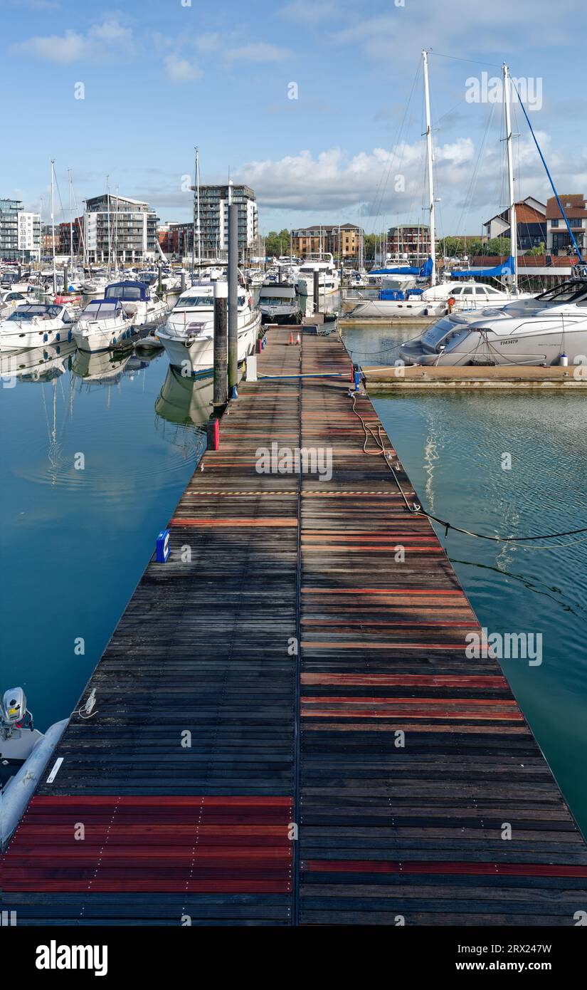 Ocean Village Marina mit Booten und Gebäuden Stockfoto