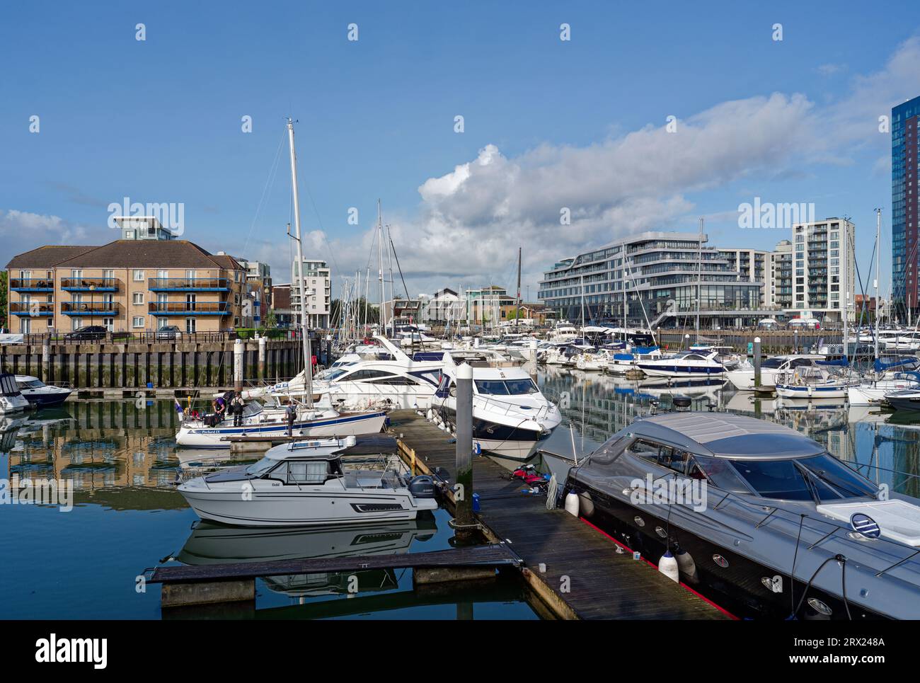 Ocean Village Marina mit Booten und Gebäuden Stockfoto