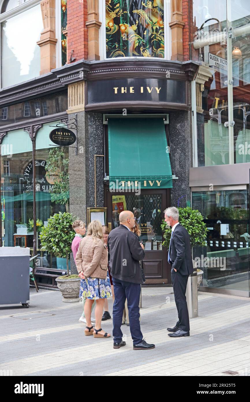 Leute warten am Eingang zum Ivy Restaurant, Leeds Stockfoto