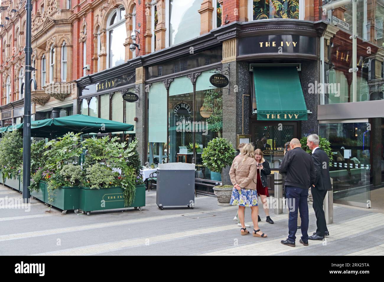 Leute warten am Eingang zum Ivy Restaurant, Leeds Stockfoto