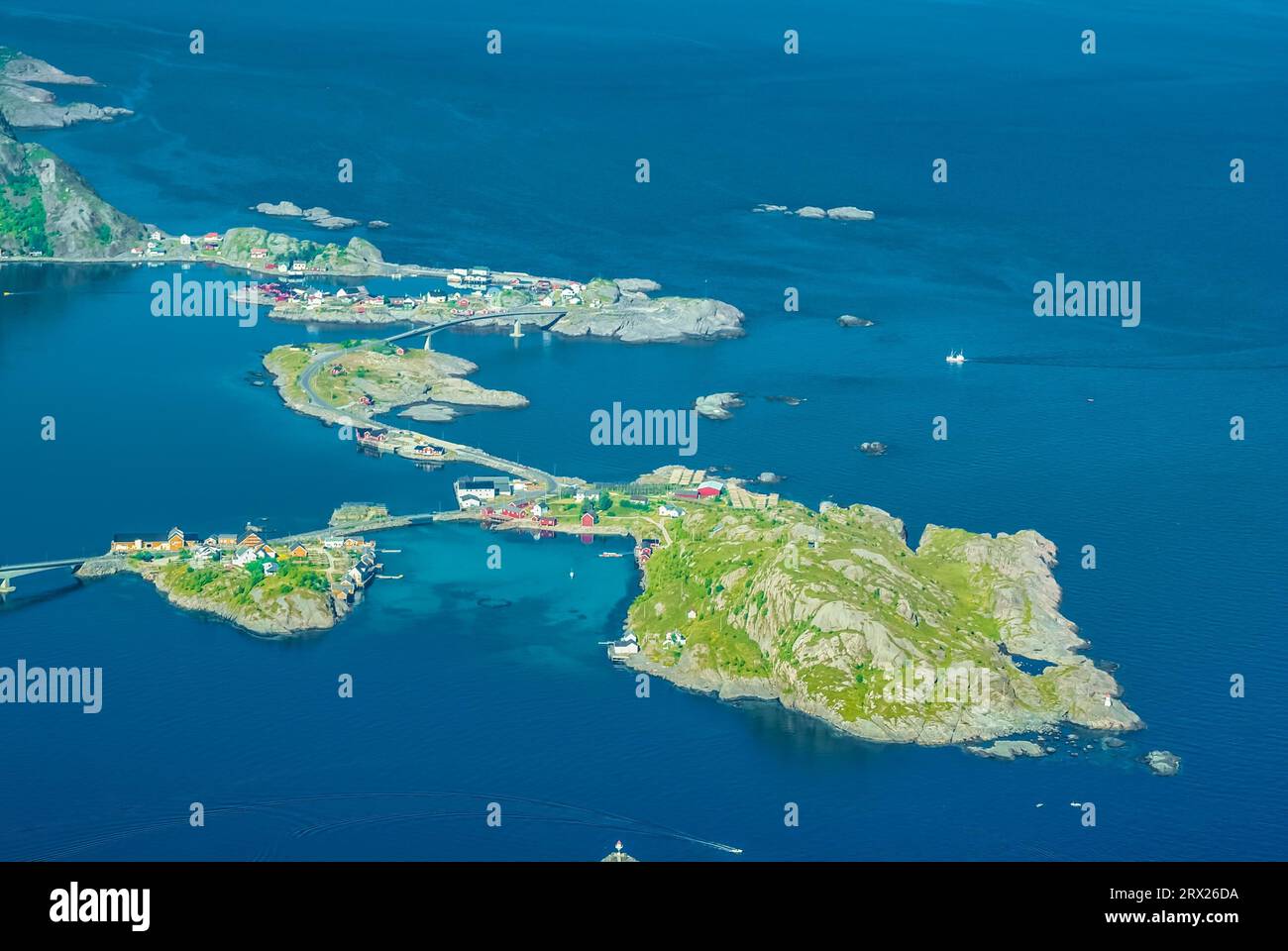 landschaftlich-reizvoller-blick-auf-die-lofoten-inseln-mit-br-cken-und