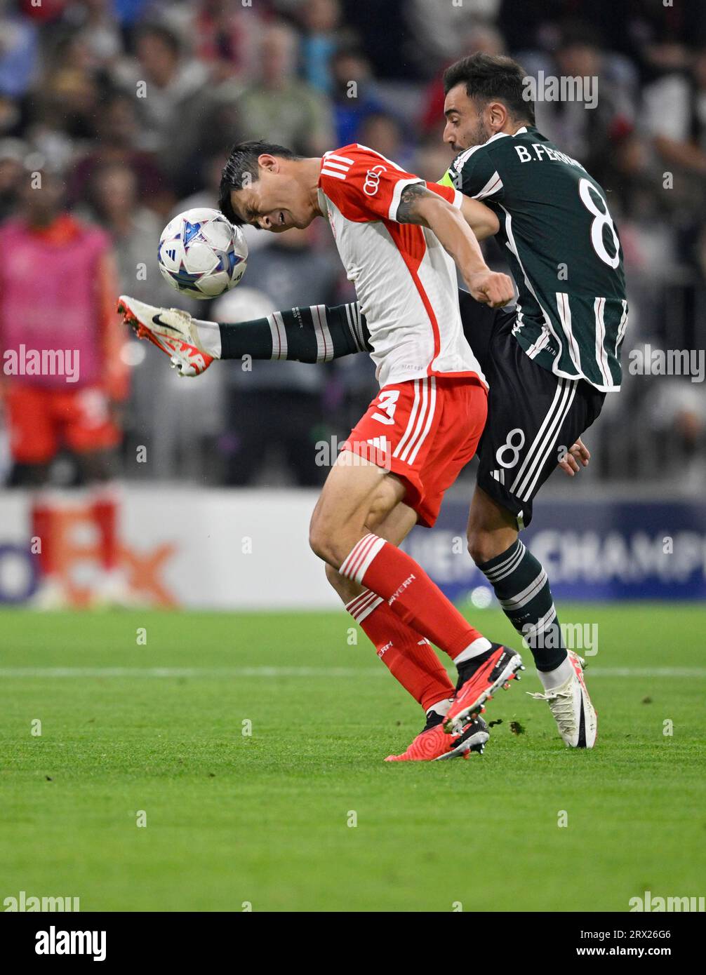 Tackle, Dangerous Play, High Leg, Min-jae Kim FC Bayern München FCB (03) gegen Bruno Fernandes Manchester United Manu (08) Champions League, Allianz Stockfoto