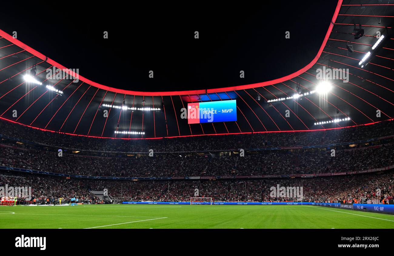 Übersicht, Tribüne, beleuchtet, Beleuchtung, Anzeigetafel, FRIEDEN, Symbol gegen den Aggressionskrieg Russland gegen die Ukraine, Flutlicht, Champions Stockfoto