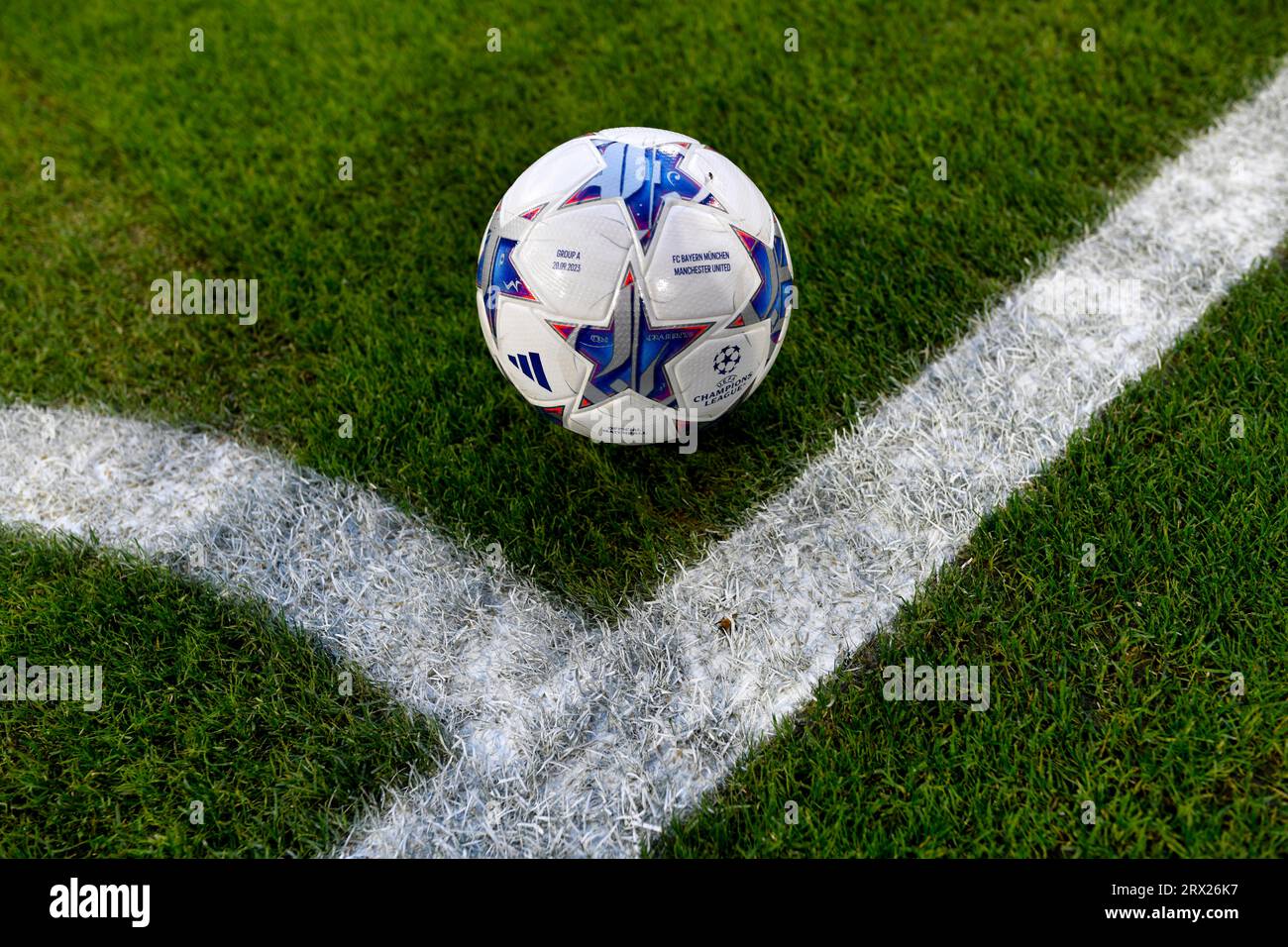 Adidas UEFA Champions League Pro Match Ball, Logo mit FC Bayern München gegen Manchester United, auf Rasen, Eckflagge, Allianz Arena, München Stockfoto