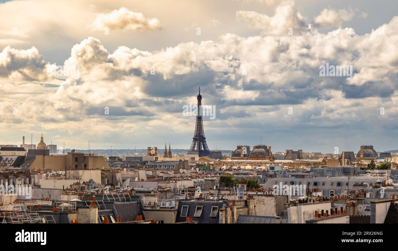 Blick über die Dächer in Paris, Frankreich, vom Centre Pompidou in Richtung Westen zum Eiffelturm, Gustave Eiffels Wahrzeichen der schmiedeeisernen Struktur Stockfoto