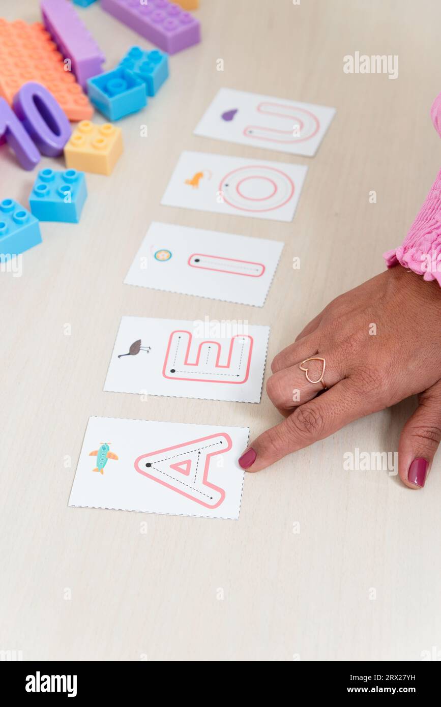 Hand eines Psychopedagogen mit Buchstaben des Alphabets. Schulungshilfe. Psychische Versorgung. Stockfoto