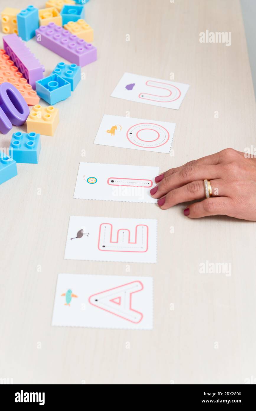 Hand eines Psychopedagogen mit Buchstaben des Alphabets. Schulungshilfe. Psychische Versorgung. Stockfoto