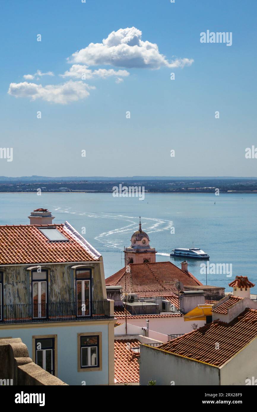 Eine Passagierfähre verlässt einen gewundenen Pfad, während sie über den Fluss Tejo in Lissabon, Portugal, fährt Stockfoto