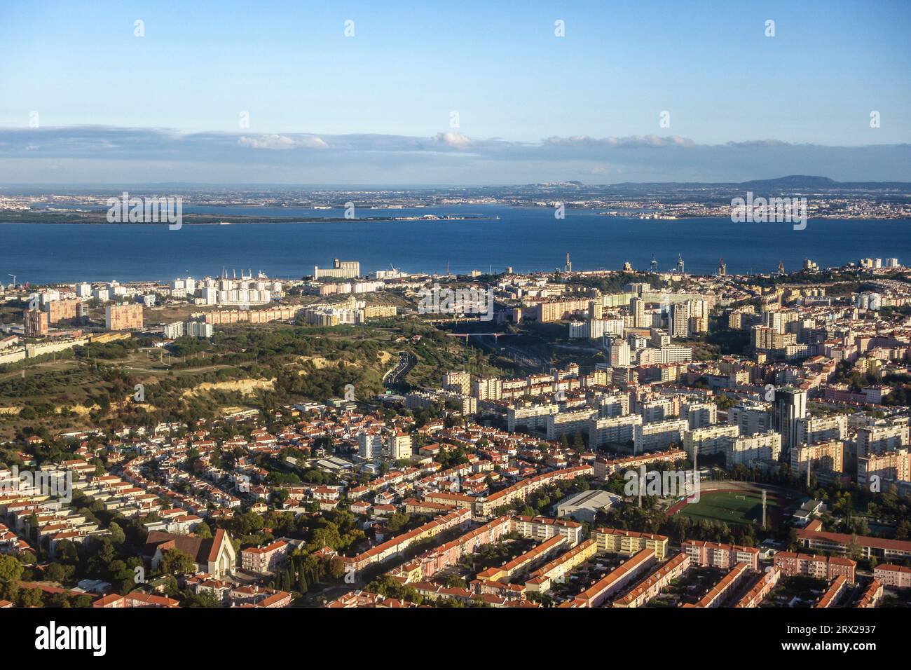 Eine Luftaufnahme von Lissabon und dem Fluss Tejo, Portugal Stockfoto