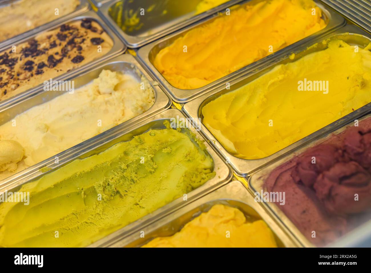 Präsentieren Sie viele hausgemachte Eissorten in einem Café Stockfoto