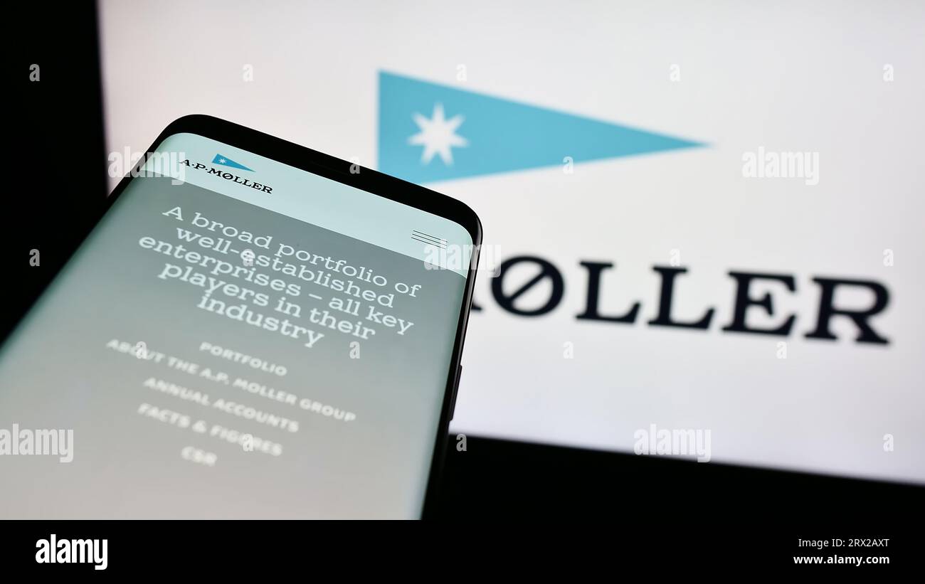 Smartphone mit Webseite des dänischen Unternehmens A.P. Moller Holding AS (APMH) auf dem Bildschirm vor dem Firmenlogo. Konzentrieren Sie sich auf die obere linke Ecke des Telefondisplays. Stockfoto