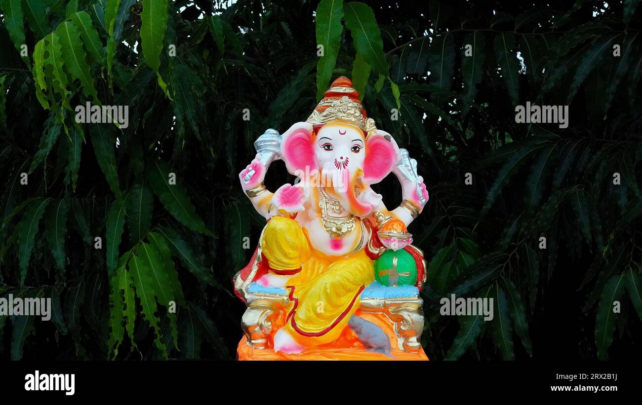Lord Ganesha, Adiyogi und maa Durga Idol oder Statue isoliert auf grünen Blättern Hintergrund. Indisches Festivalkonzept. Stockfoto