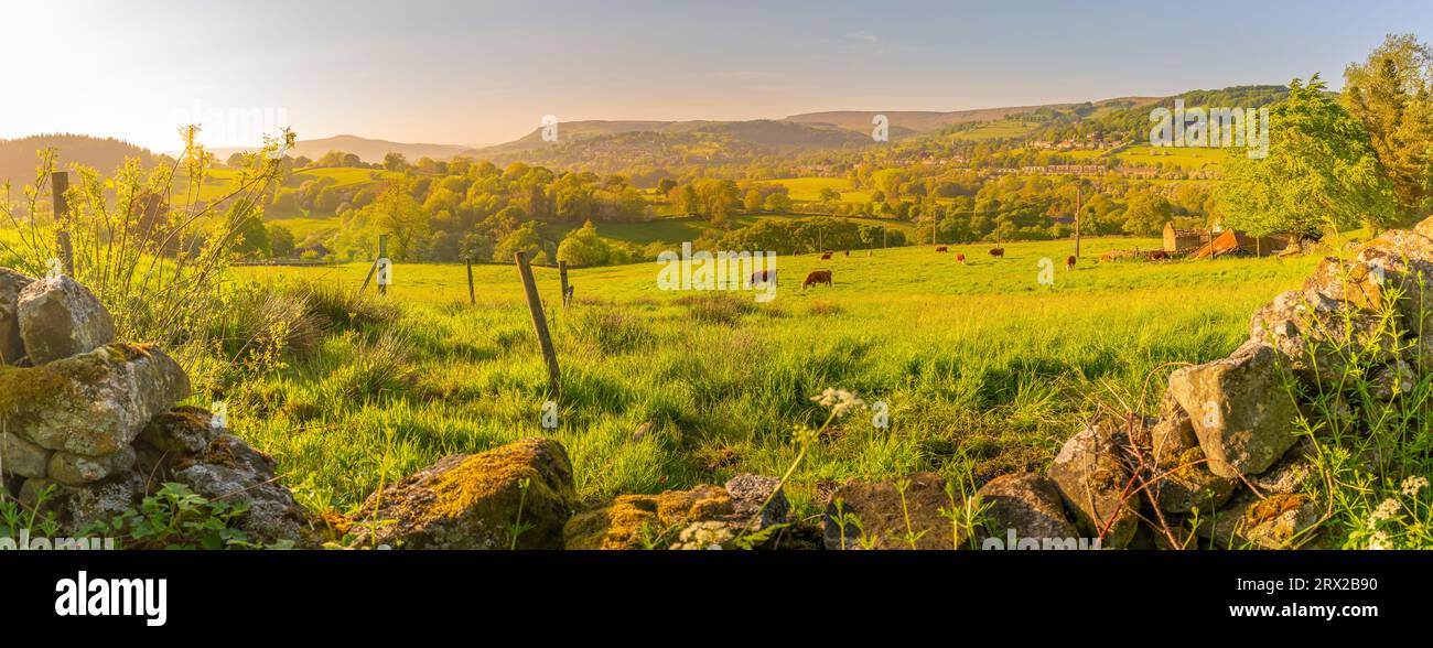 Blick auf die Landschaft in Richtung Hope Village im Frühjahr, Peak District National Park, Derbyshire, England, Großbritannien, Europa Stockfoto
