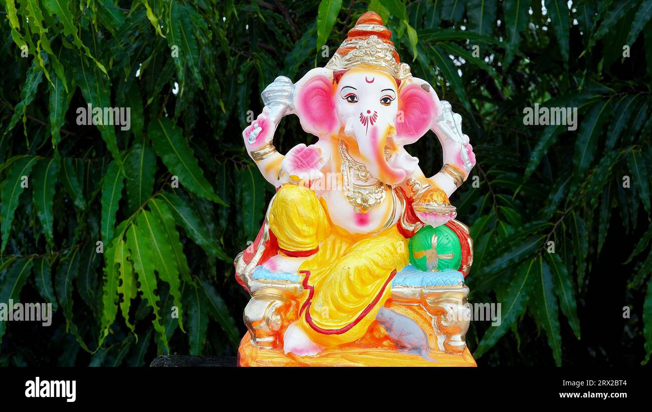 Lord Ganesha, Adiyogi und maa Durga Idol oder Statue isoliert auf grünen Blättern Hintergrund. Indisches Festivalkonzept. Stockfoto