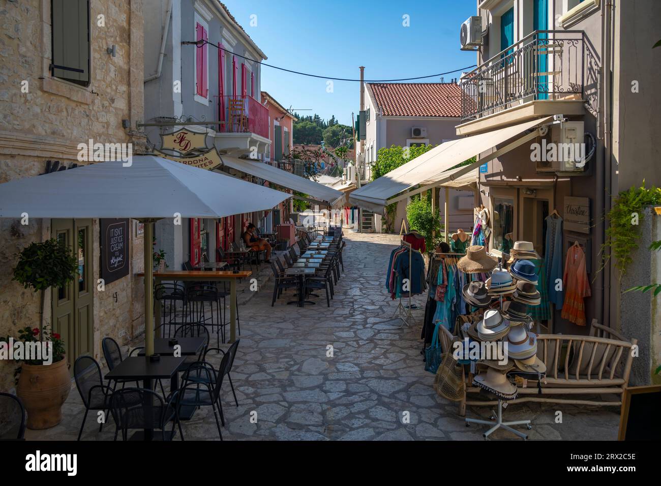 Blick auf Cafés und Geschäfte in Fiscardo, Fiscardo, Kefalonia, Ionische Inseln, griechische Inseln, Griechenland, Europa Stockfoto