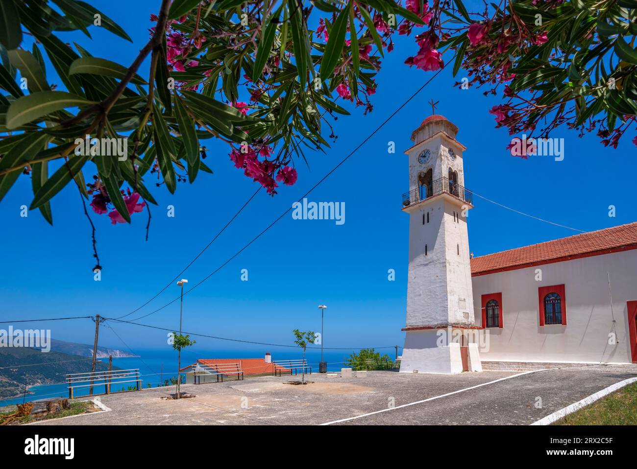 Blick auf die Kirche mit Blick auf Küste, Meer und Hügel in der Nähe von Agkonas, Kefalonia, Ionische Inseln, griechische Inseln, Griechenland, Europa Stockfoto