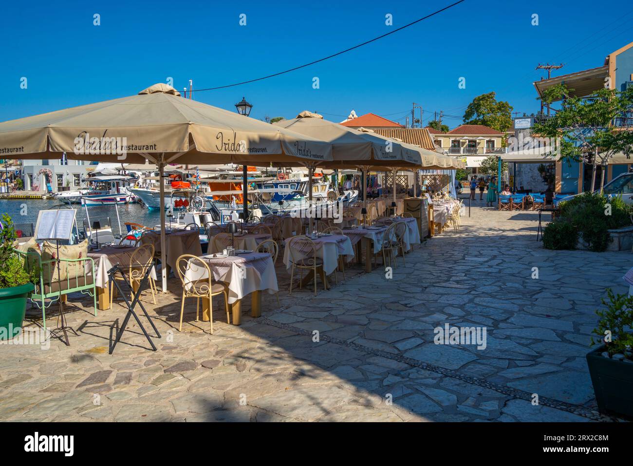 Blick auf Cafés und Restaurants in Fiscardo Hafen, Fiscardo, Kefalonia, Ionische Inseln, griechische Inseln, Griechenland, Europa Stockfoto