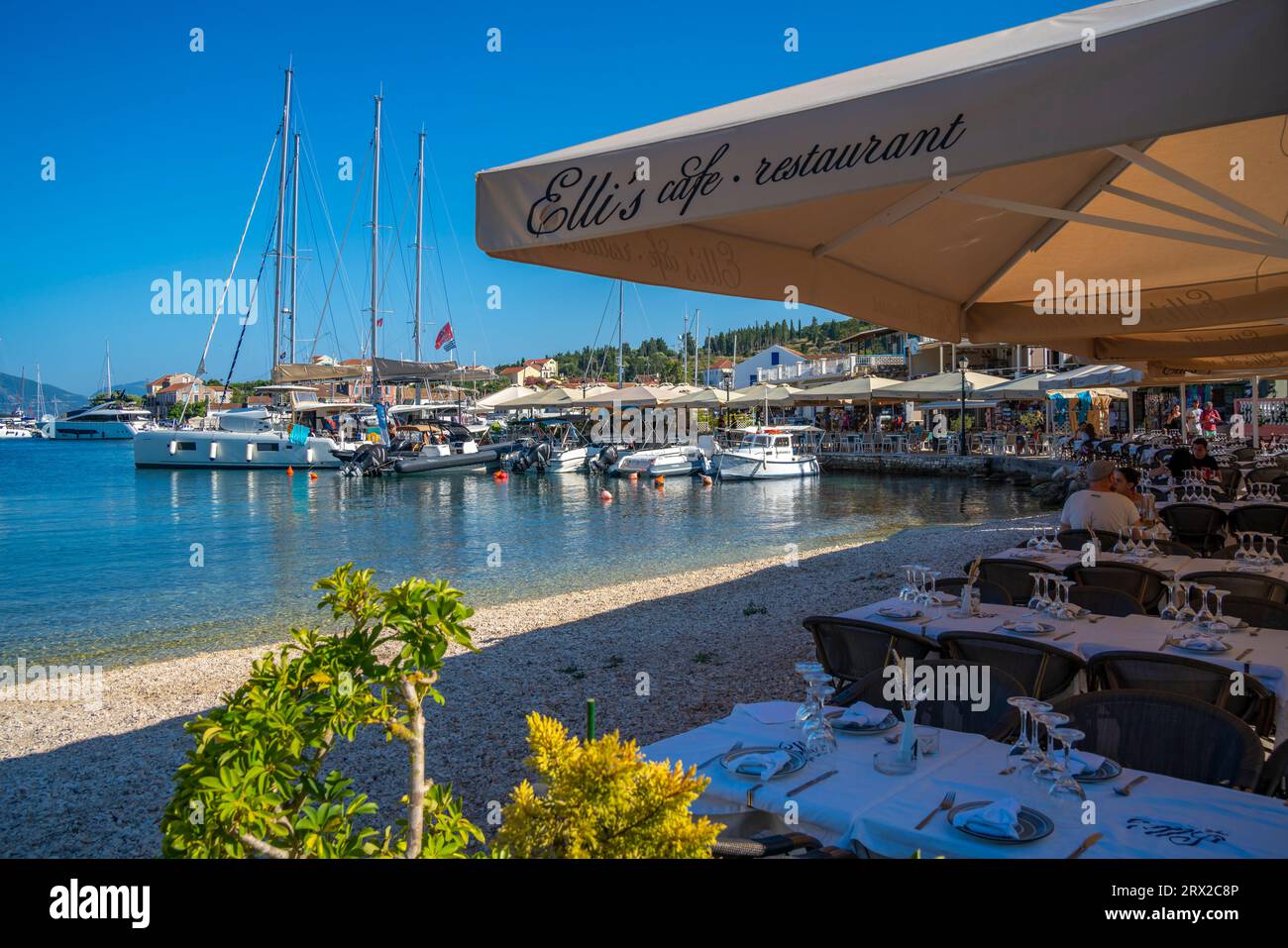 Blick auf Cafés und Restaurants in Fiscardo Hafen, Fiscardo, Kefalonia, Ionische Inseln, griechische Inseln, Griechenland, Europa Stockfoto