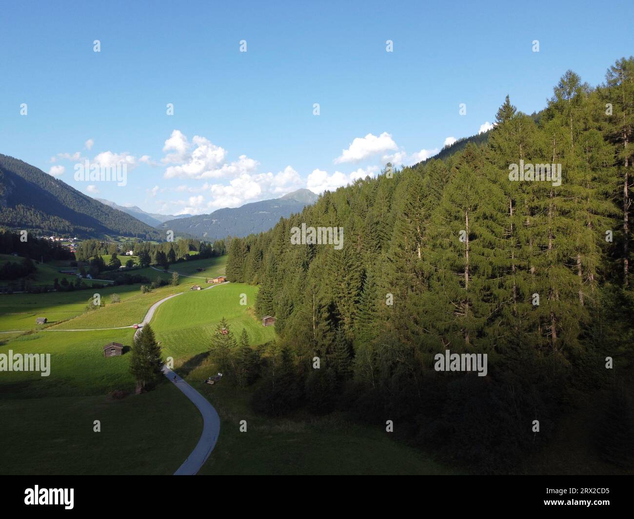 Berge und Wiesen in einer wunderschönen Landschaft in Österreich am Brenner Pass bei Sonnenuntergang, 4k Stockfoto