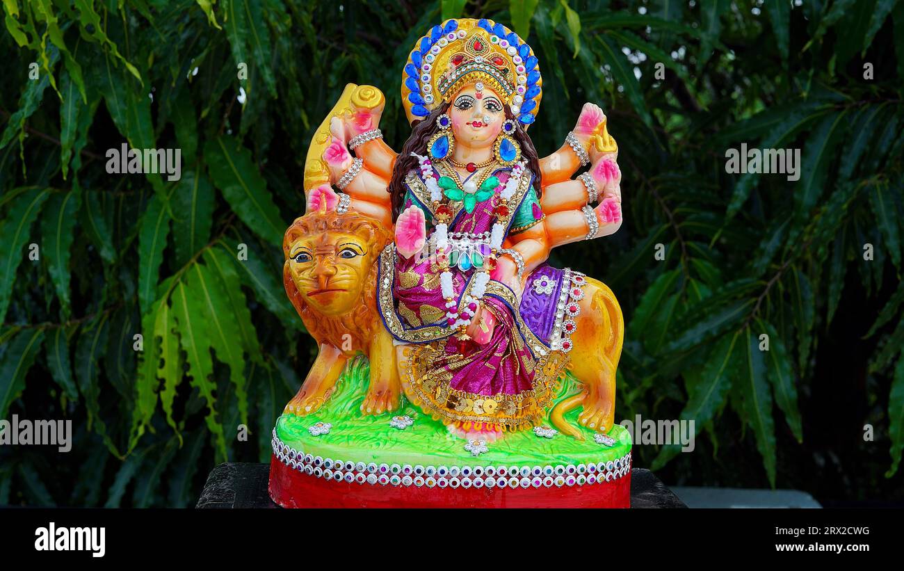 Lord Ganesha, Adiyogi und maa Durga Idol oder Statue isoliert auf grünen Blättern Hintergrund. Indisches Festivalkonzept. Stockfoto