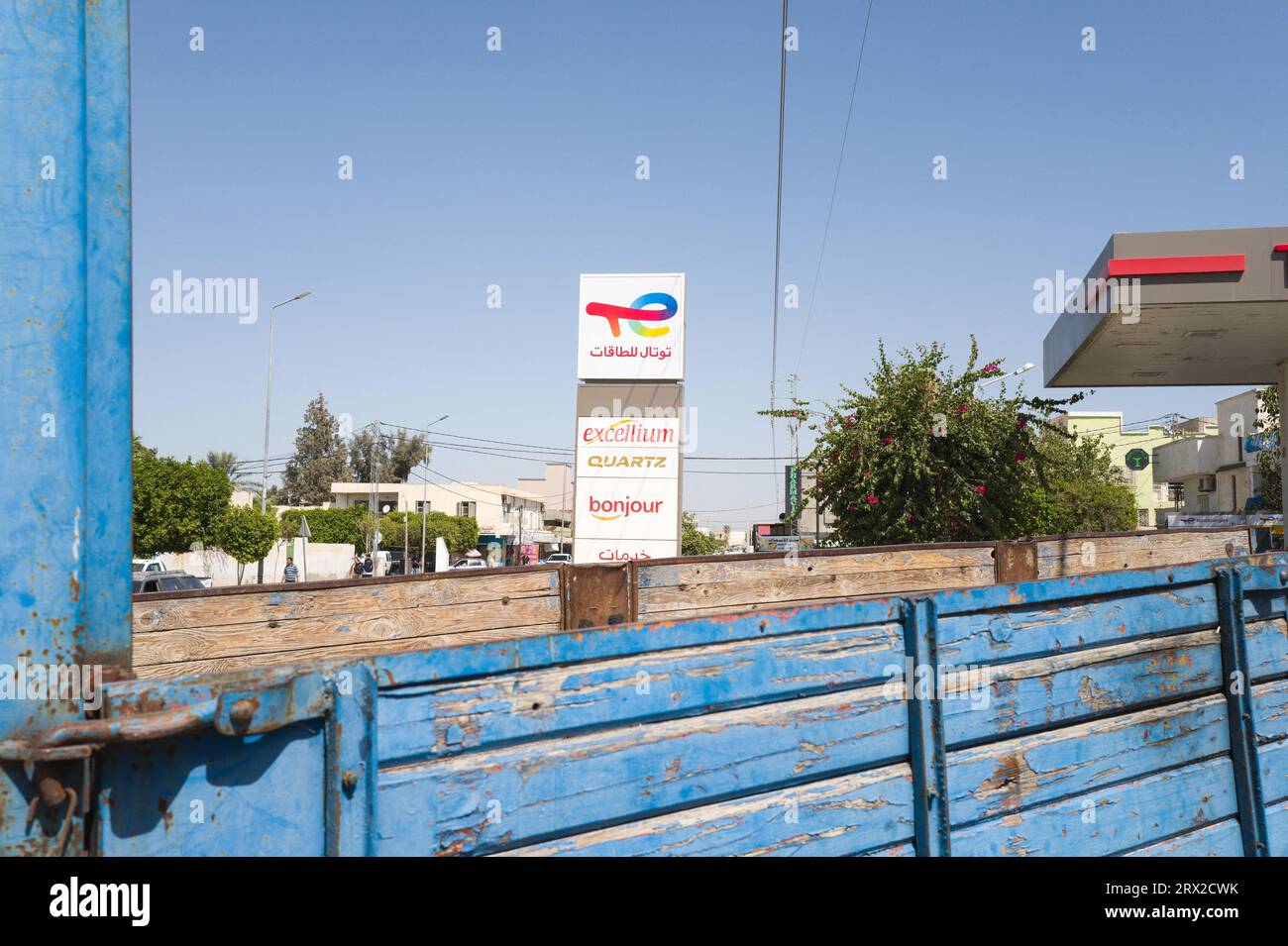 Bouhajla, Tunesien. September 2022. Anstieg der Kraftstoffpreise, Illustration einer TotalEnergie-Station in Bouhajla, Tunesien. Tunisie, Bouhajla, 21. September 2023. Foto von Patricia Huchot-Boissier/ABACAPRESS.COM Credit: Abaca Press/Alamy Live News Stockfoto