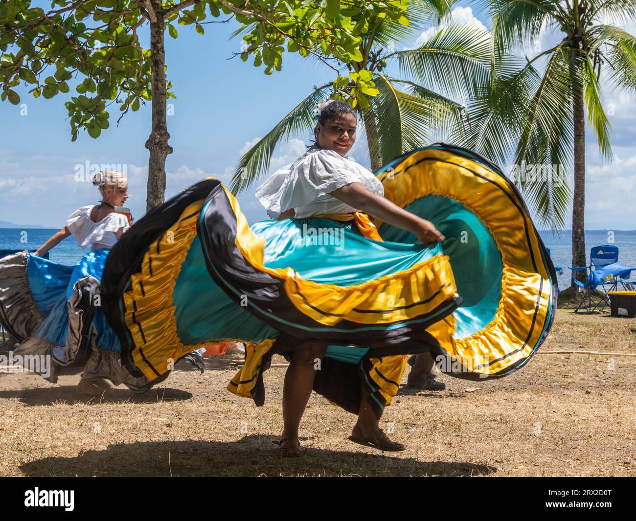 Eine Gruppe junger Costa-ricanischer Tänzer in traditioneller Kleidung tritt in Playa Blanca, El Golfito, Costa Rica, Mittelamerika auf Stockfoto Eine Gruppe junger Costa-ricanischer Tänzer in traditioneller Kleidung tritt in Playa Blanca, El Golfito, Costa Rica, Mittelamerika auf Stockfoto
