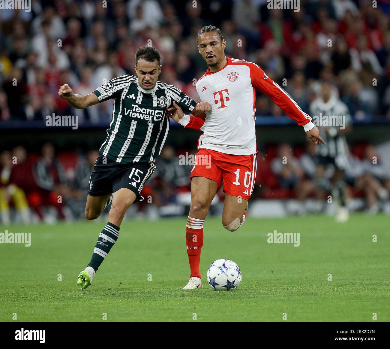 V.li. Sergio Reguilon (Manu), Leroy Sane (Bayern). FC Bayern München ...