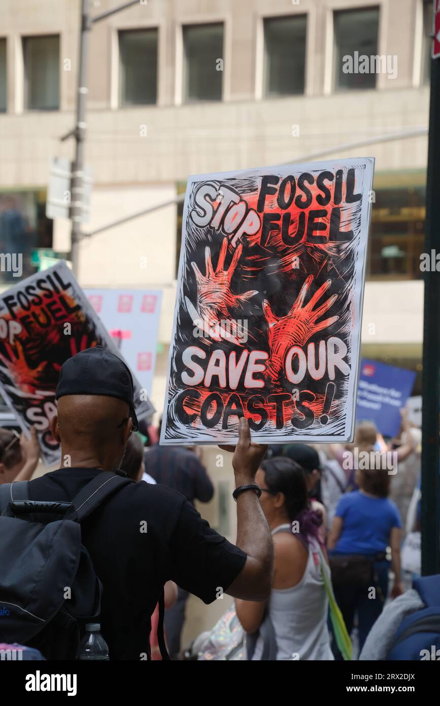 New York, New York - 17. September 2023: Afroamerikanischer Demonstrant mit einem Schild mit steigendem Meeresspiegel gegen die Kundgebung fossiler Brennstoffe Stockfoto