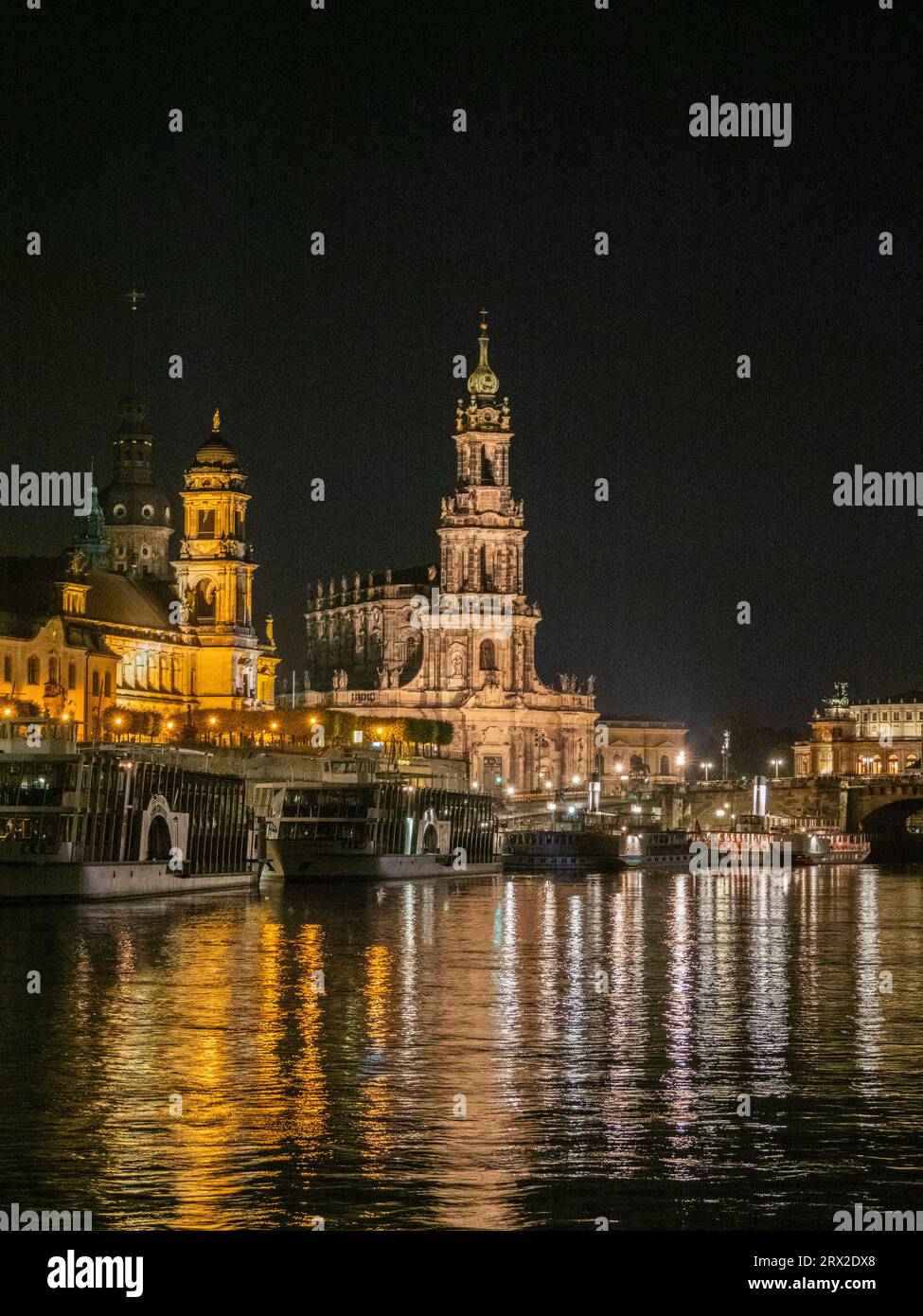 Blick auf das moderne Dresden bei Nacht von der gegenüberliegenden Elbe, Sachsen, Deutschland, Europa Stockfoto