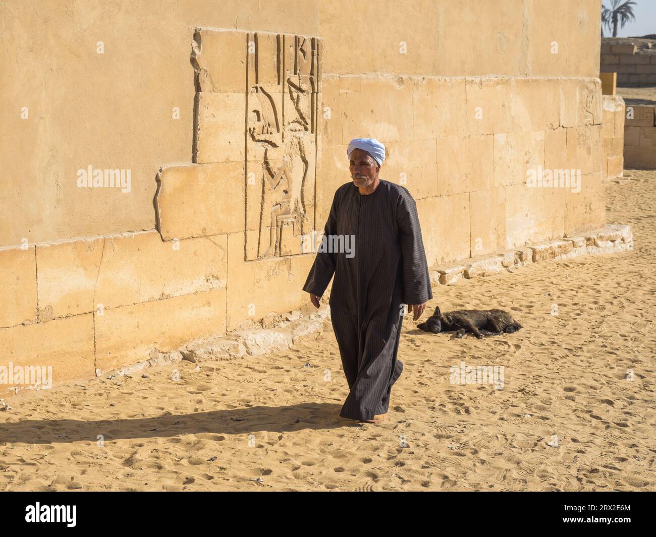 Ägyptischer Reiseleiter in Sakkara, Teil der Memphite Nekropolis, UNESCO-Weltkulturerbe, Ägypten, Nordafrika Afrika Stockfoto