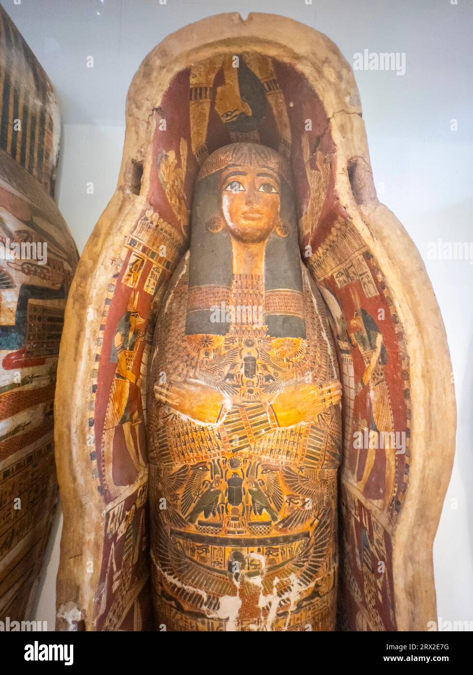 Blick auf die Überreste eines alten ägyptischen Sarkophagens, ausgestellt im Ägyptischen Museum, Kairo, Ägypten, Nordafrika, Afrika Stockfoto