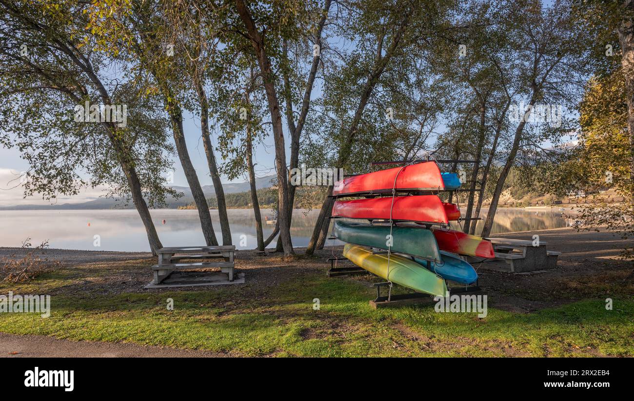 Kanus auf einem Rack am Ufer des Lake Windermere in Invermere, British Columbia, Kanada Stockfoto