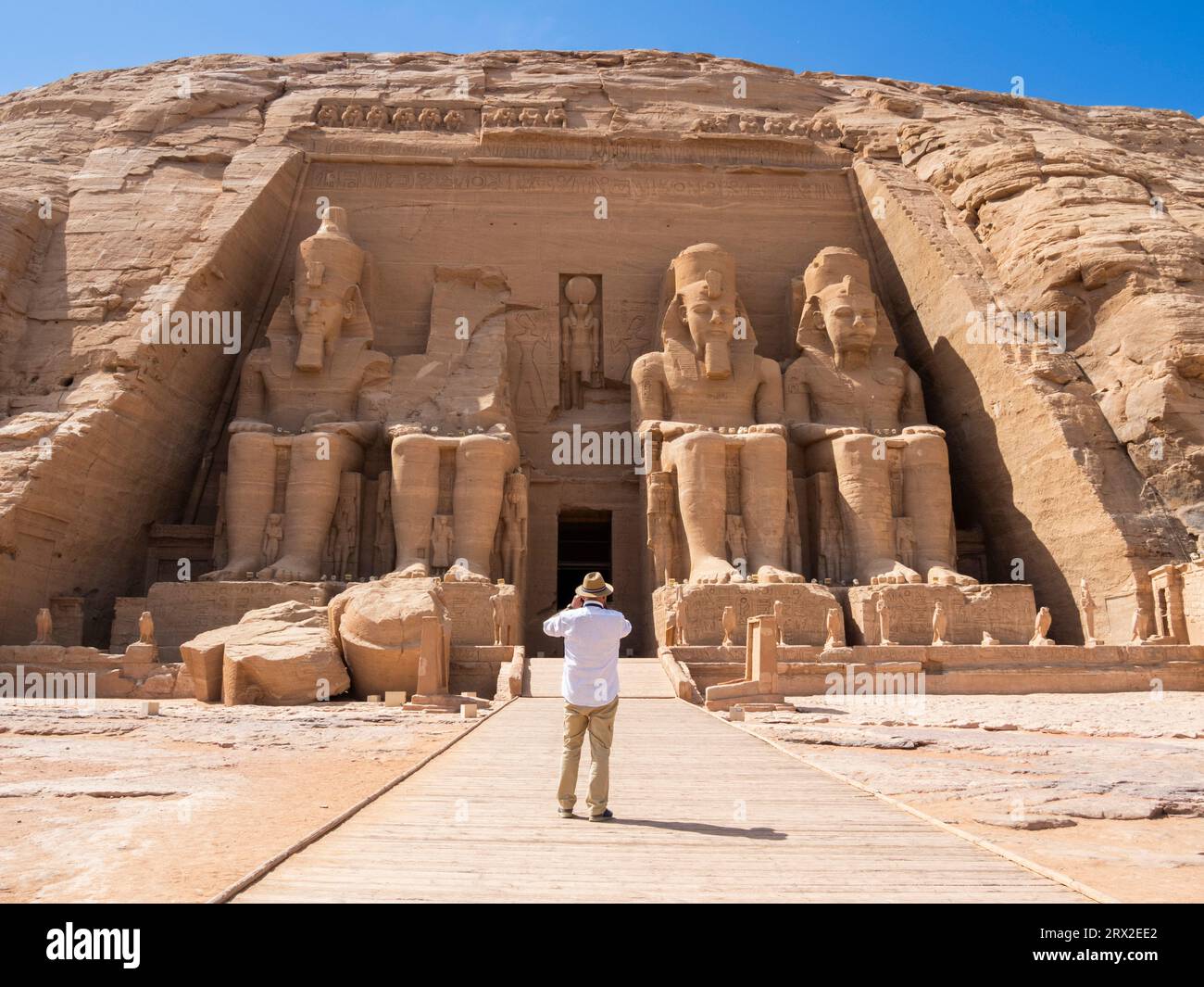 Der große Tempel von Abu Simbel mit seinen vier ikonischen 20 Meter hohen, sitzenden kolossalen Statuen von Ramses II. (Ramses der große), Abu Simbel, Ägypten Stockfoto
